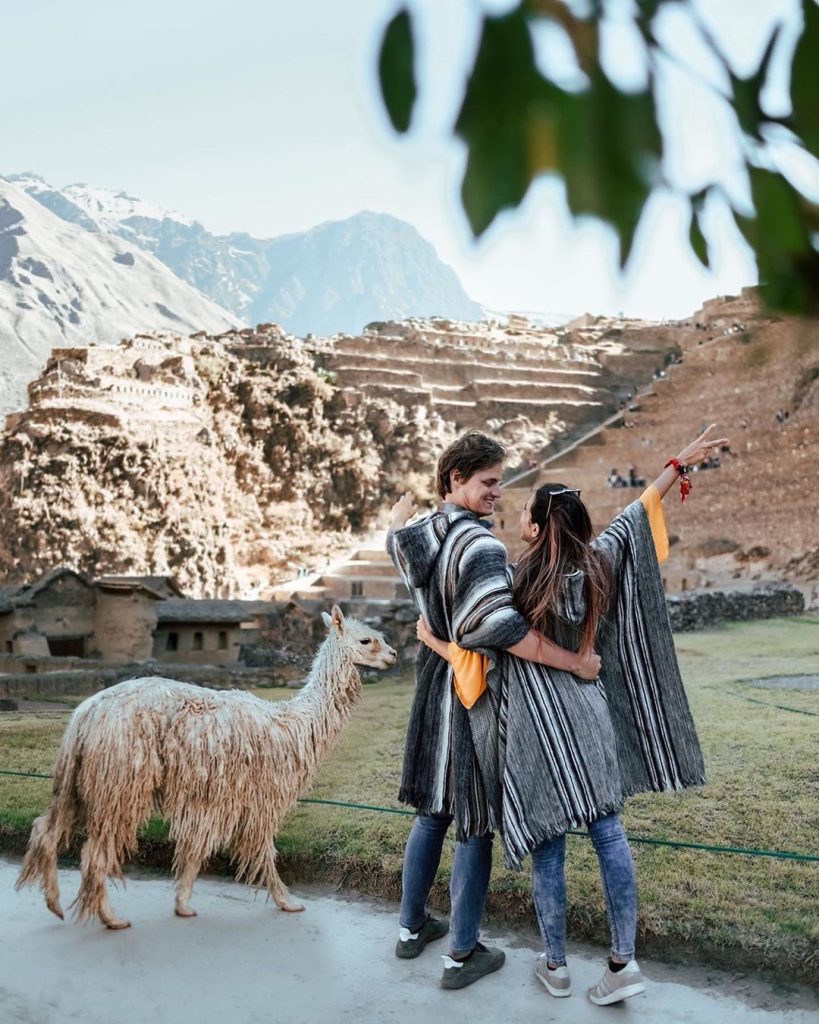 Dos personas en frente de ollantaytambo cusco